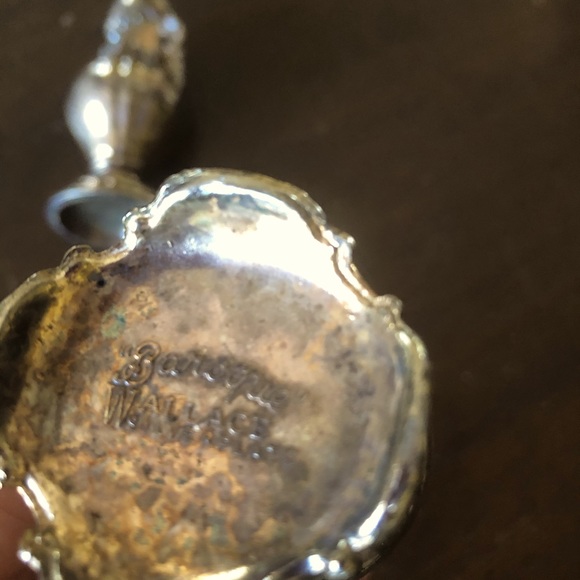 Two Baroque Wallace Silverplate Shakers - Picture 8 of 14